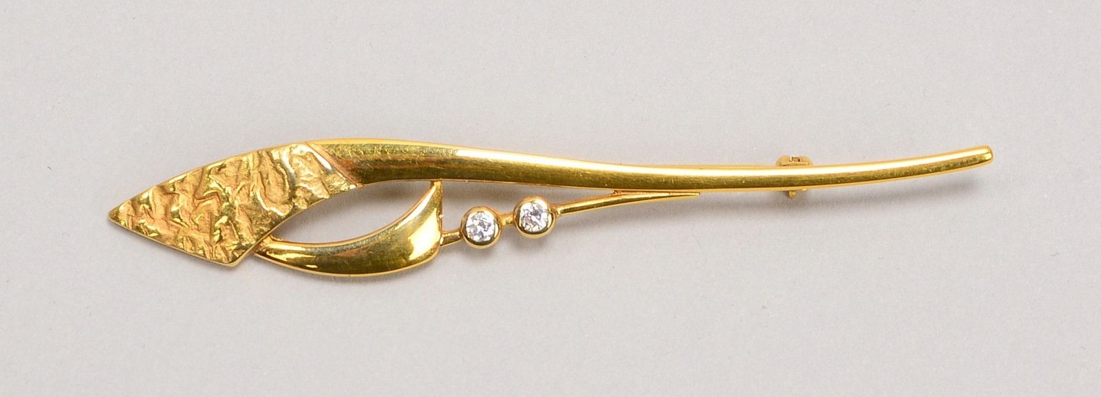 Brosche, 375 GG (gest.), mit 2-fachem Zirkonbesatz, Länge 7 cm, Gewicht 4 g