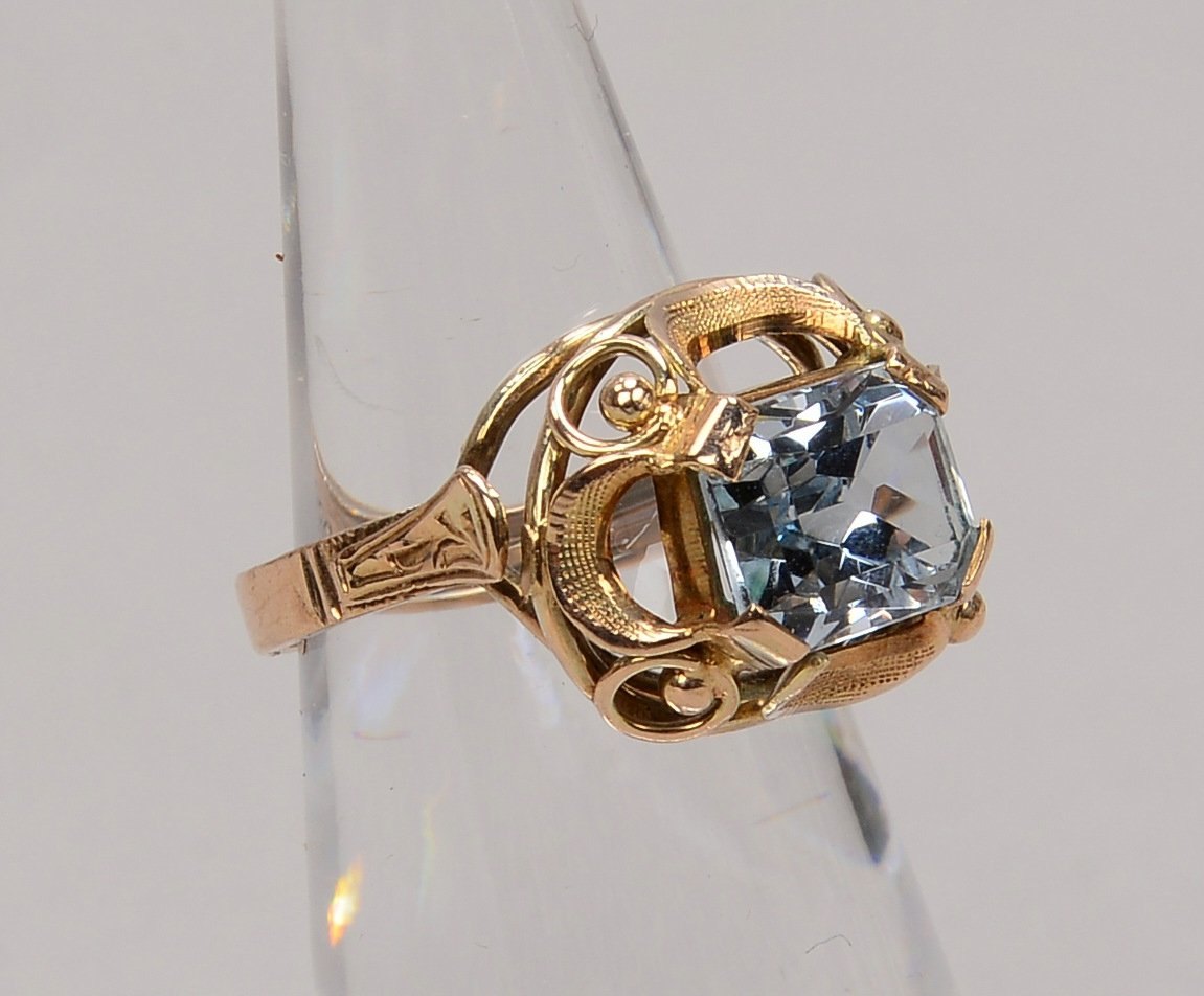 Ring, 333 GG (gestempelt), besetzt mit einzelnem Blautopas; RG 49, Gewicht 3,30 g