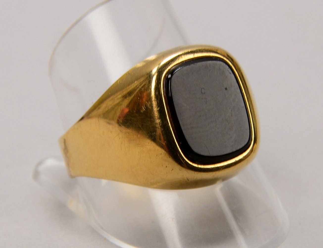 Herrenring, 333 GG (gest.), besetzt mit einer Onyx-Platte; RG 67, Gewicht 3,30 g