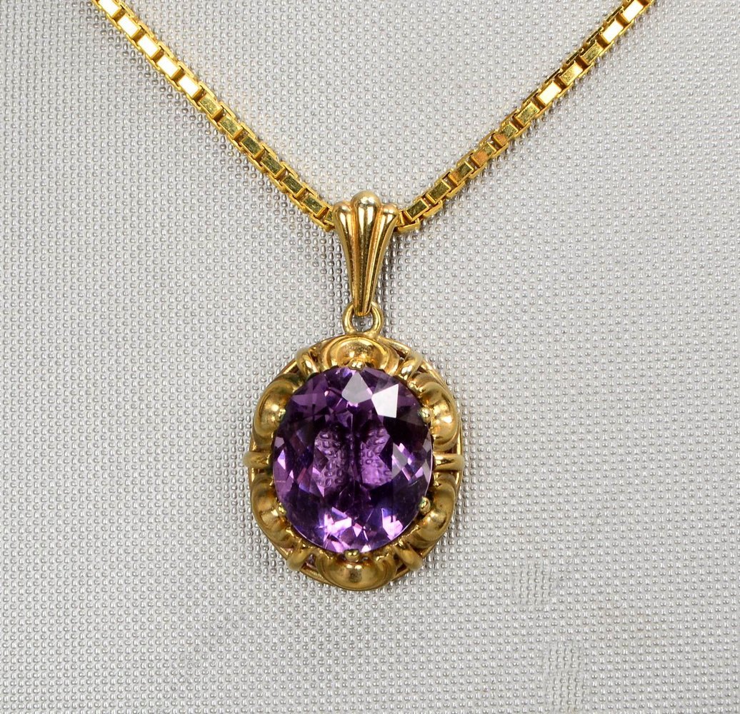 Anhänger, 333 GG, mit Amethystbesatz, Gew. 3,50 g; an 585 GG-Kette, Gew. 8,5 g
