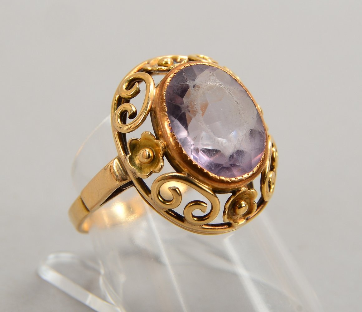 Ring, 585 GG (gestempelt), mit Amethystbesatz; RG 57, Gewicht 5,40 g