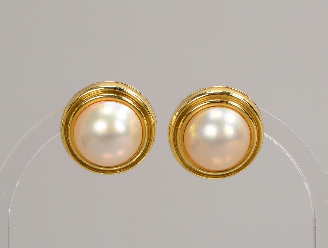 Paar Ohrclips, 585 GG, jeweils mit einzelner Mabéperle; Ø 2 cm, Gew. 12 g