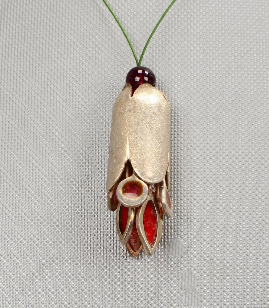 Designer-Collier, Silber-Anhänger teils emailliert/teils mit rotem Schmuckstein