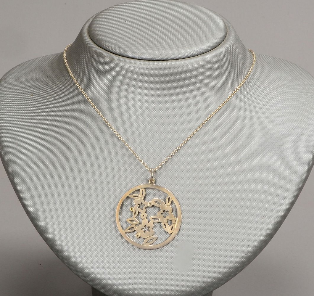 Dorte Peymann, Silberkette mit floral durchbr. Anhänger; Anh. Ø 3 cm, Länge Kette 80 cm