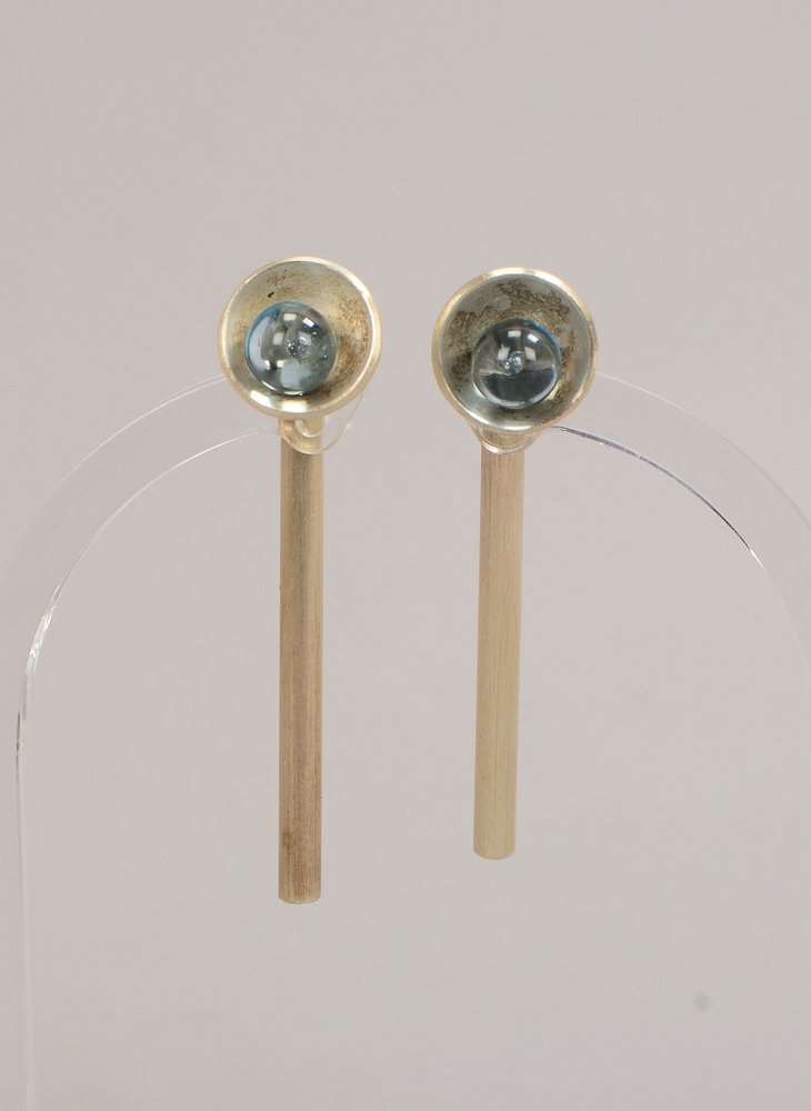 Gisela Kulling, Paar Ohrhänger, Silber, jeweils mit Blautopas-Perle; Länge 4,5 cm