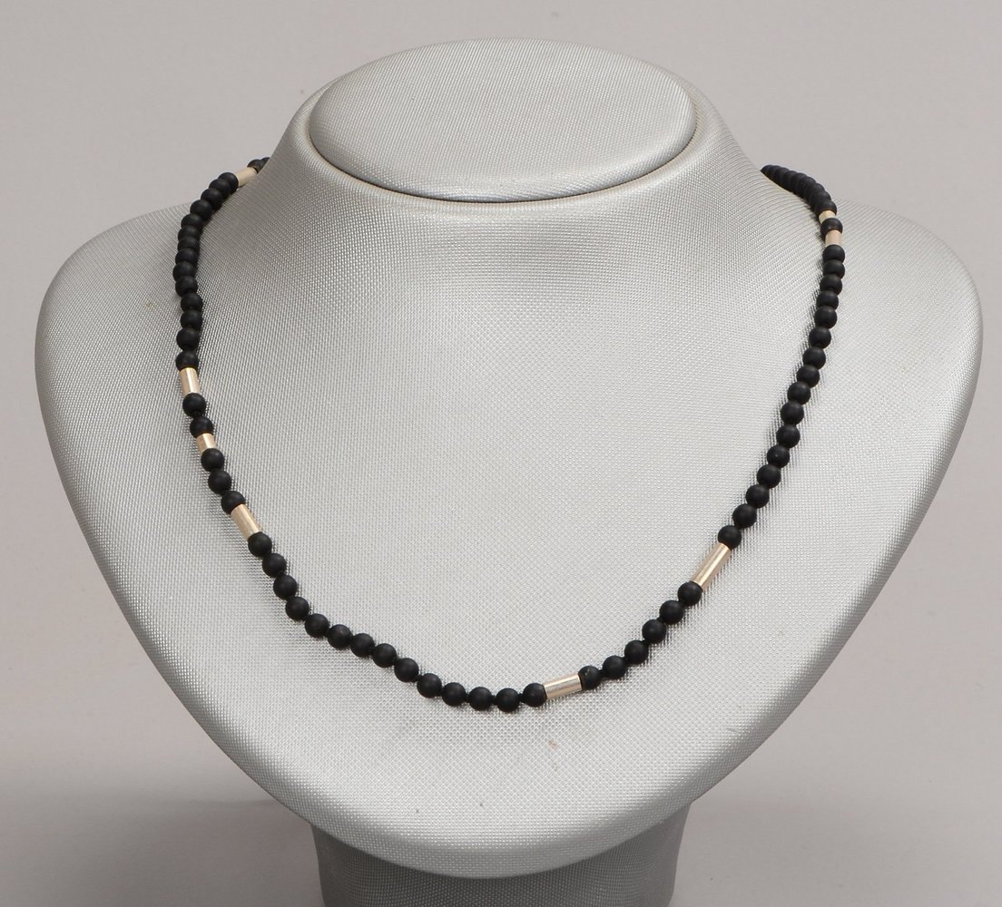 Claudia Ose, Collier, mit Onxy-Perlen und Silber-Zwischenelementen; Länge 102 cm