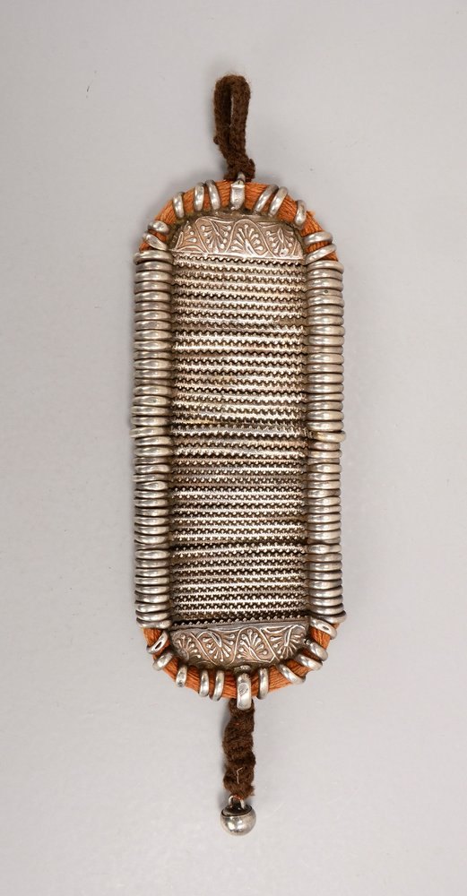 Ethnoschmuck, Silber-Armband, lange ornamentale Glieder an doppeltem Stoffseil
