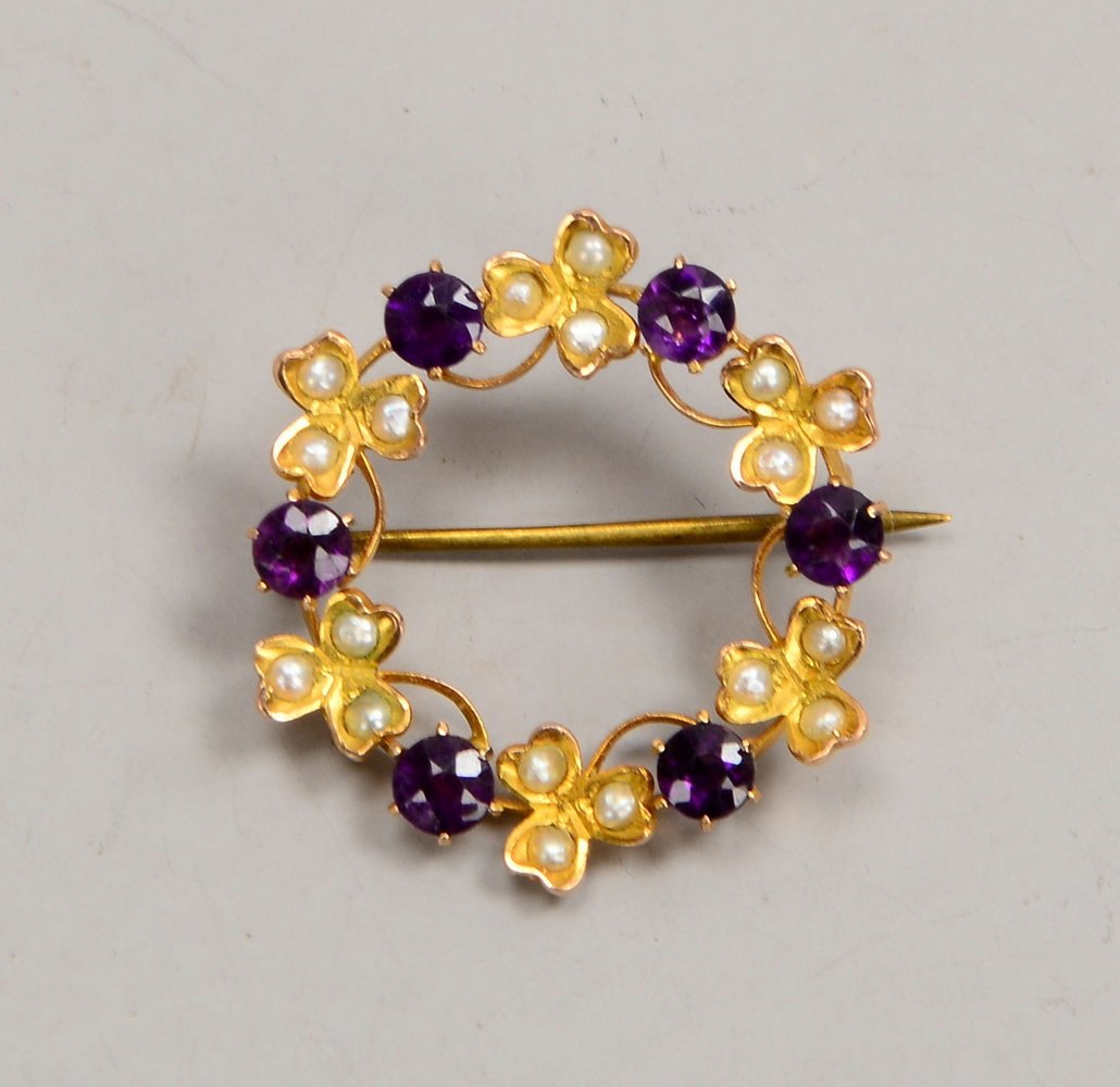 Brosche, 333 GG (gest.), runde Form, 'Blumenkranz' mit Perlenbesatz/Amethysten