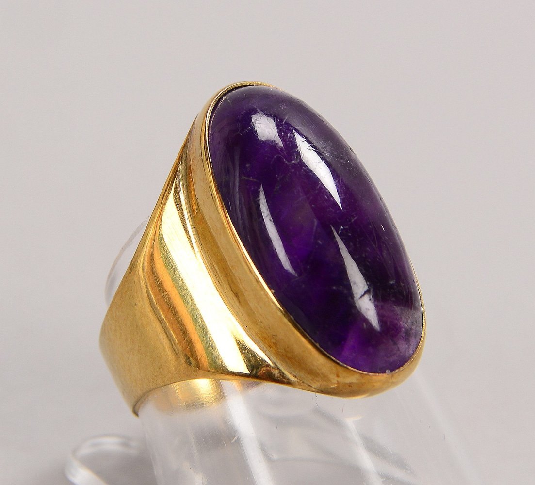 Ring, 333 GG (gest.), besetzt mit Amethyst-Cabochon; RG 56, Gew. 4,80 g