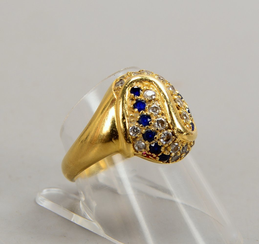 Ring, 585 GG (geprüft), mit Saphirbesatz und Brillanten; RG 58, Gewicht 4,90 g
