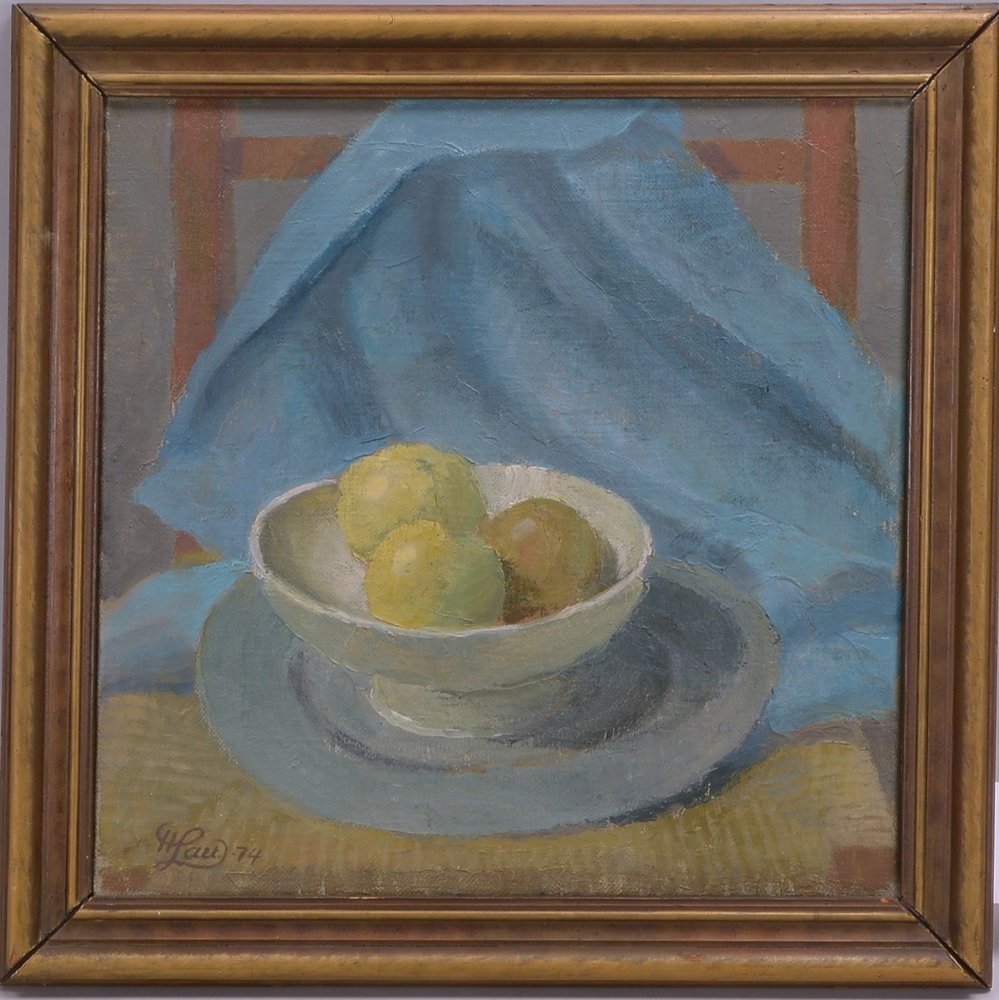 Lau, H., 'Tischstillleben - Äpfel in Schale', Öl/Lw, sign./dat.; Bildmaße 36 x 36 cm