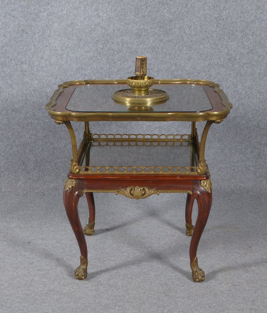 Rauchtisch, Mahagoni, Deckplatte/untere Ablage mit Glasplatte, Bronze-Appl., auf 4x Füßen