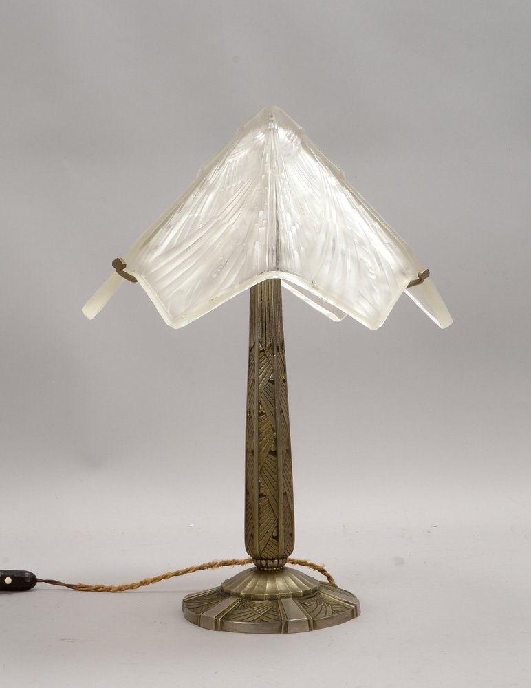 Tischlampe, 1-fl., Metallfuß mit zeittyp. Ornamentik, mit Glasschirm, am Schirm sign.