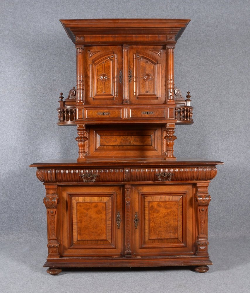 Küchenbuffet, Nussbaum furniert, oben/unten jew. 2-tür./2-schüb., beschnitzt