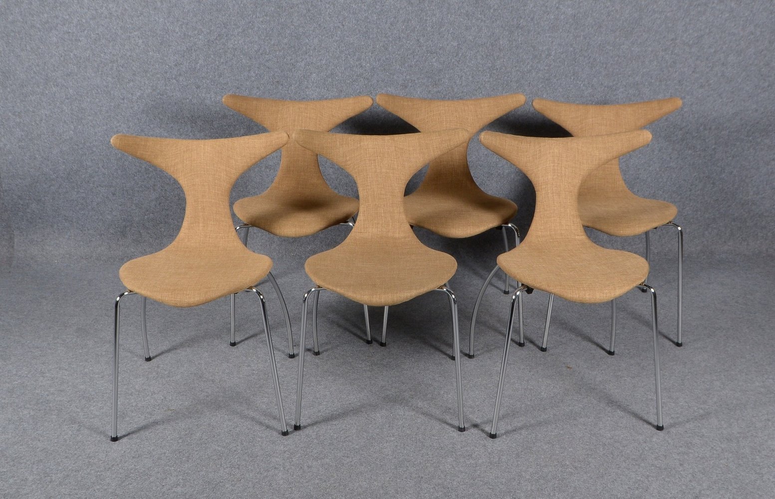 Satz Designer-Stühle, brauner Stoffbezug, auf Chromfüßen - stapelbar; Sitzhöhe 47 cm