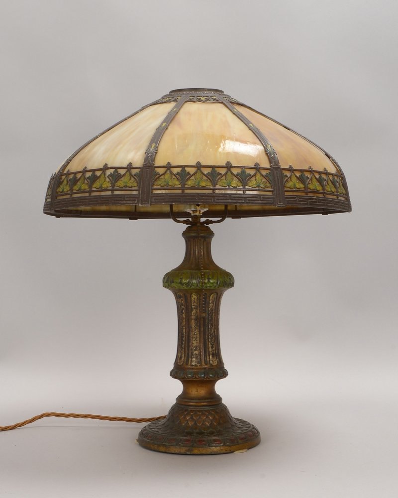 Tischlampe, 1-fl., kannelierter Schaft auf Metallfuß, 8-pass. Glasschirm/marmoriert