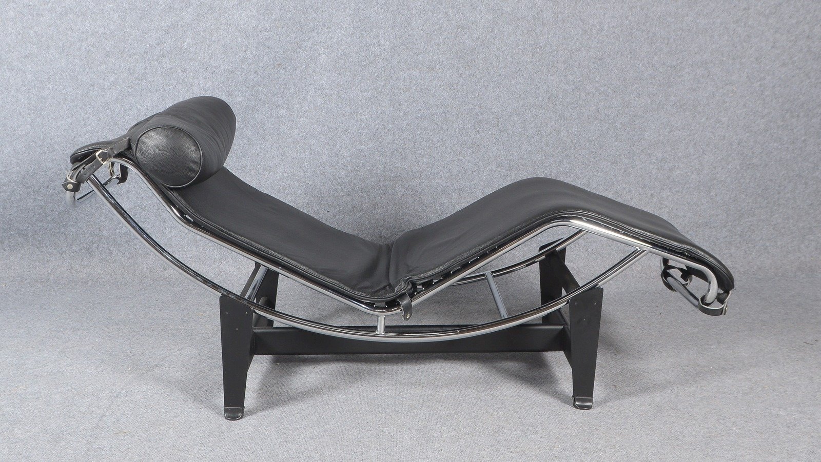 Designer-Liege ('LC4'-Replik), Leder-Auflage/Kissen in Schwarz, auf Gestell; Länge 160 cm