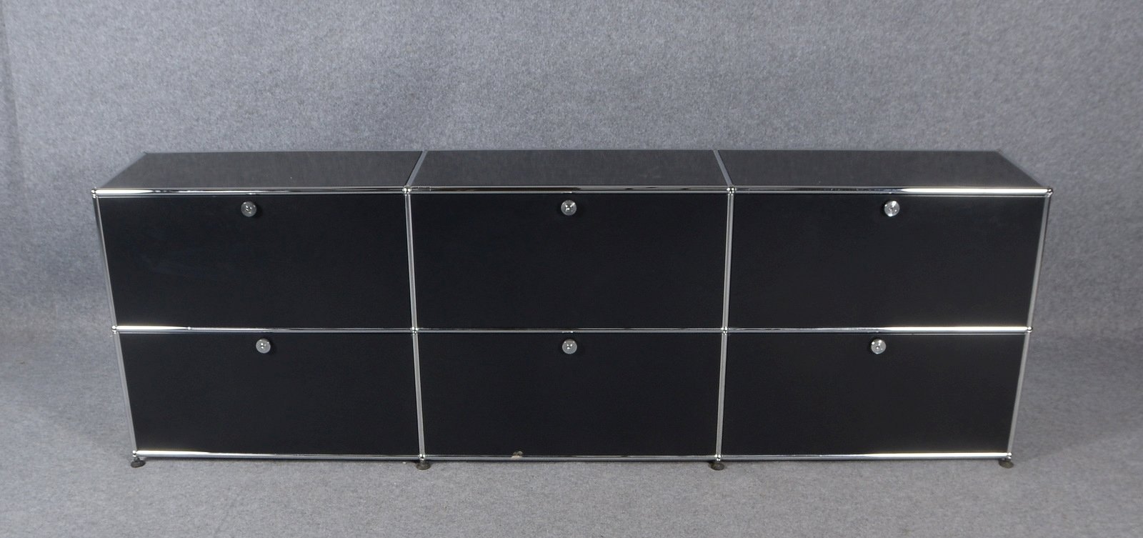 USM Haller, Designer-Lowboard, 8x Klapptüren/verschließb., pulverbesch. Stahl in Schwarz