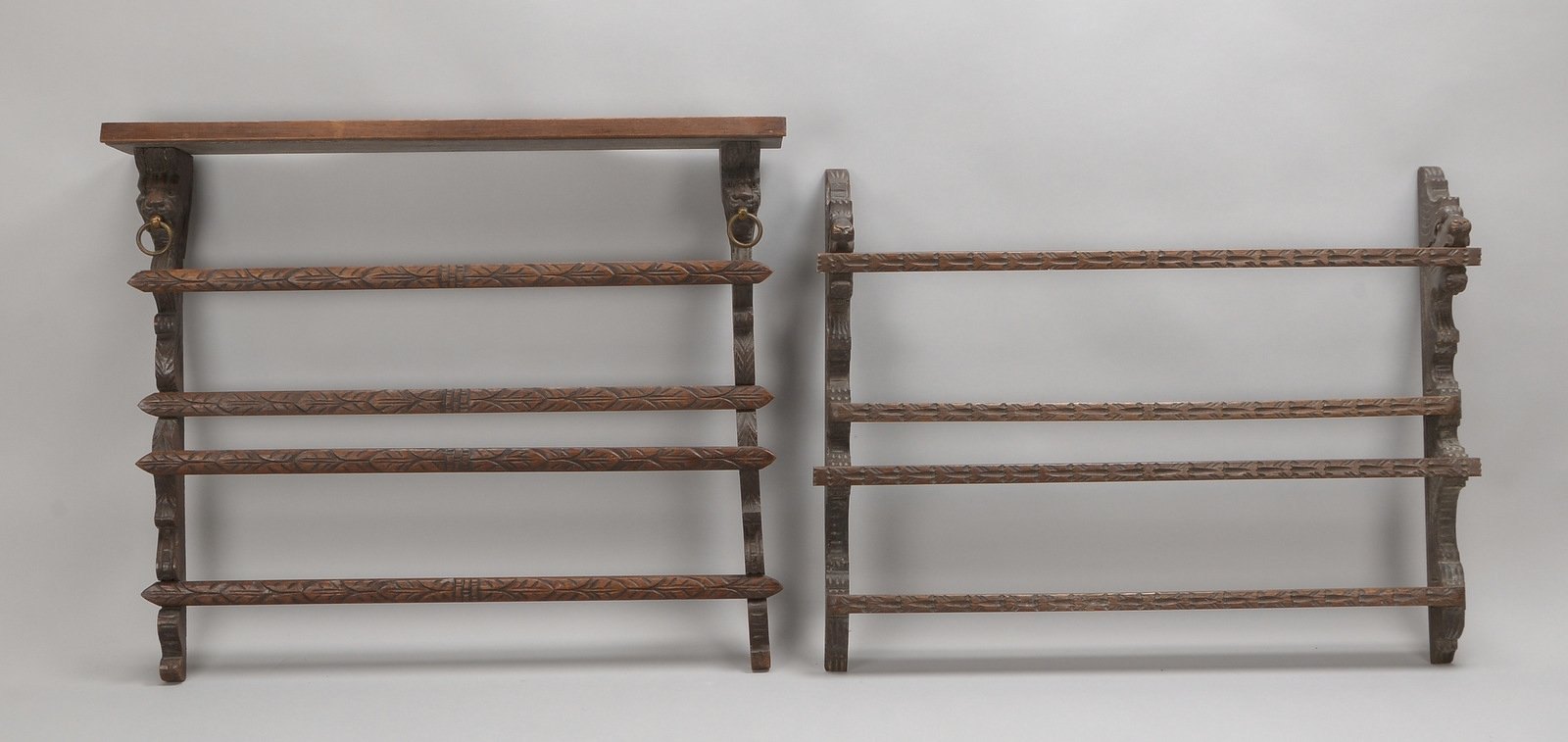 2 antike Tellerborde, Eiche beschnitzt; 1x Maße 70 x 84 x 11 cm, und 1x Maße 65 x 81,5 x 11 cm