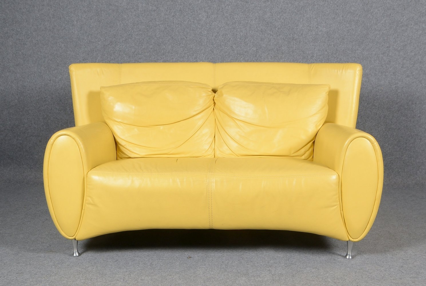 Sofa/2-Sitzer, mod., senffarbener Lederbezug, auf Chromfüßen; Höhe 85 cm, Breite 160 cm