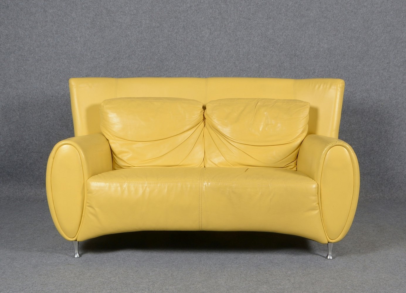 Sofa/2-Sitzer, mod., senffarbener Lederbezug, auf Chromfüßen; Höhe 85 cm, Breite 160 cm