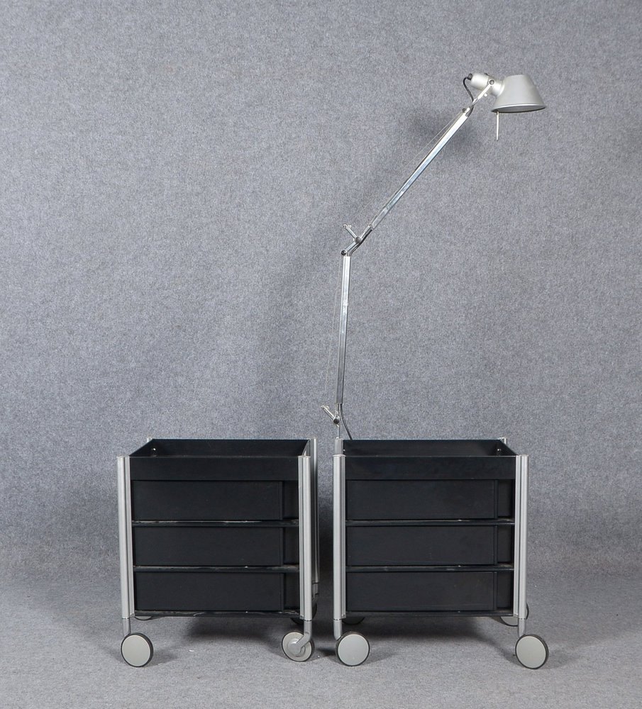 Artemide-Steckleuchte, 'Tolomeo', auf 2x Studio Domo-Nachttischen, Kunststoff und Metall/Alu