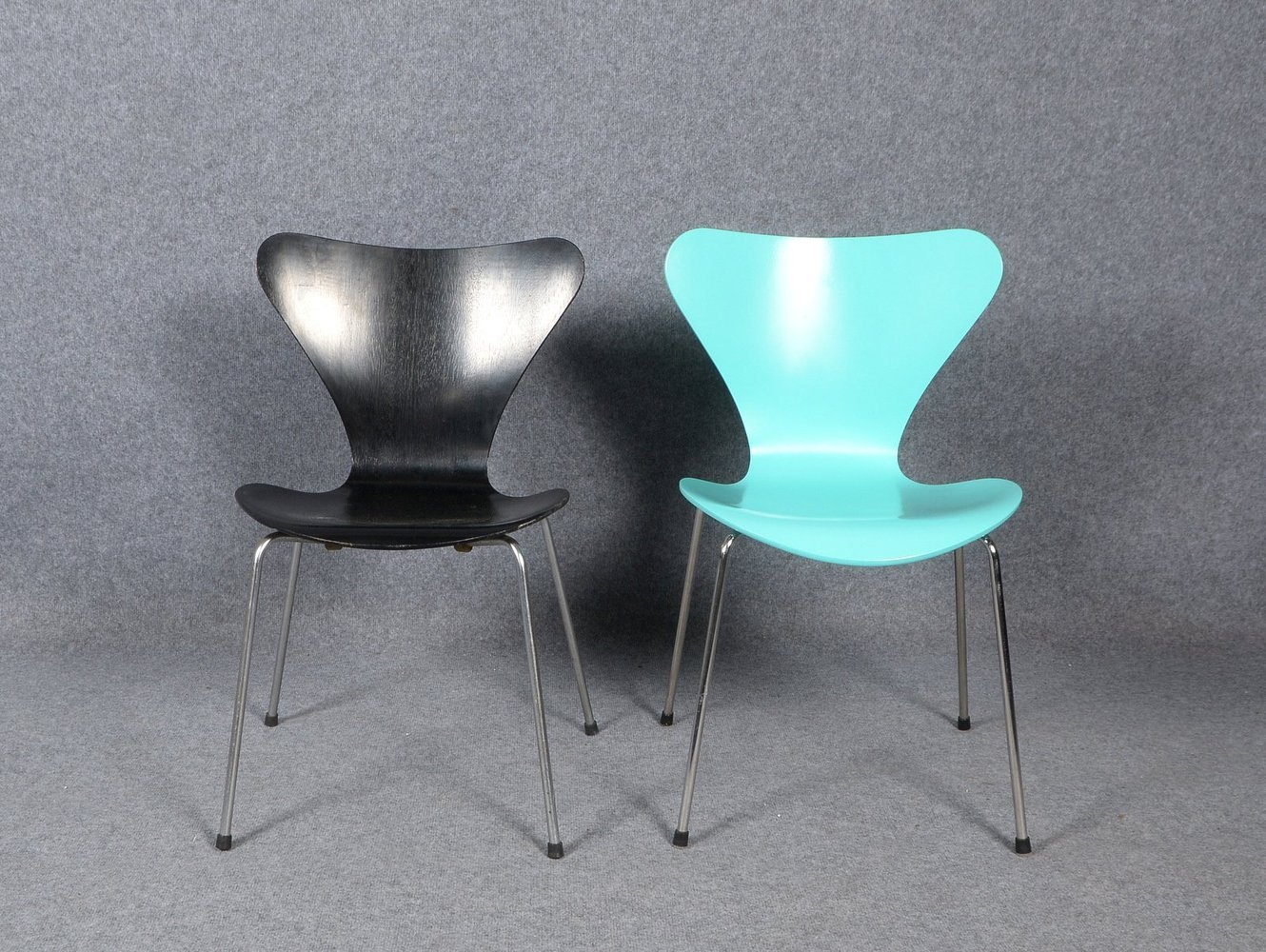 Fritz Hansen/DK, 2 Stühle, sog. 'Ameise': 1x Mod. '1265' in Schwarz/1x Mod. '1990' in Mint