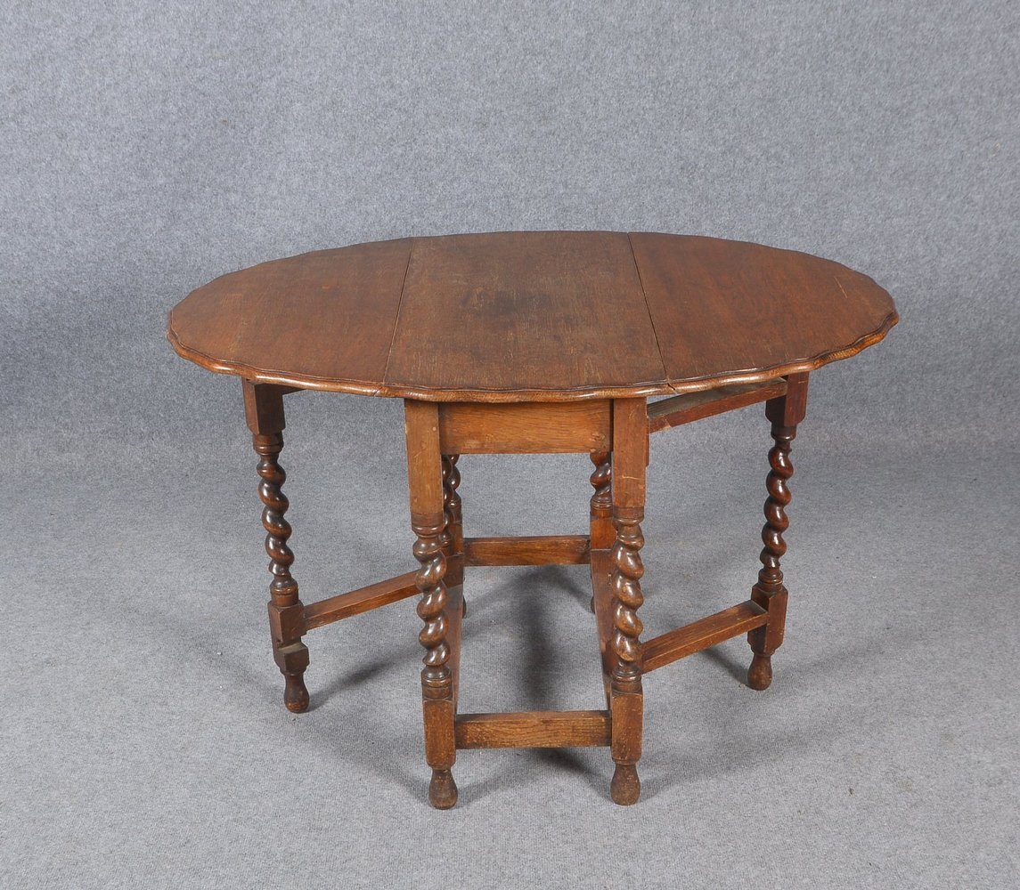 Gateleg-Table, Eiche, aufklappb. Platte auf gedrechseltem Gestell; Maße 72 x 110 x 76 cm