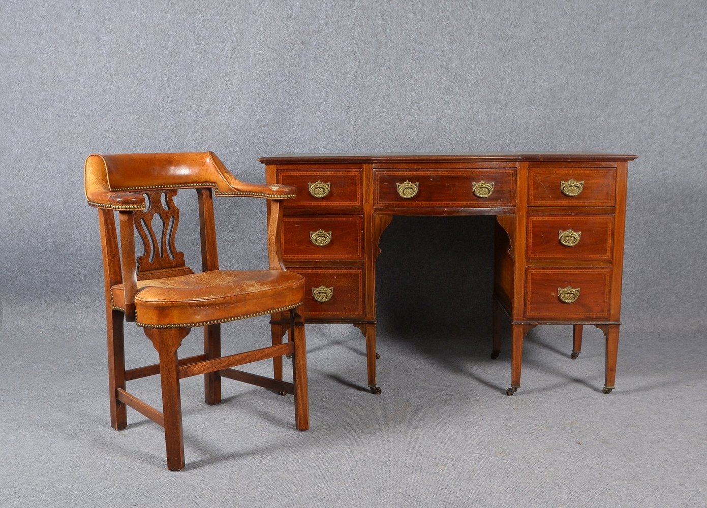 Schreibtisch, Mahagoni, 7-schüb./Messing-Griffe, Deckplatte mit grünem Lederbezug