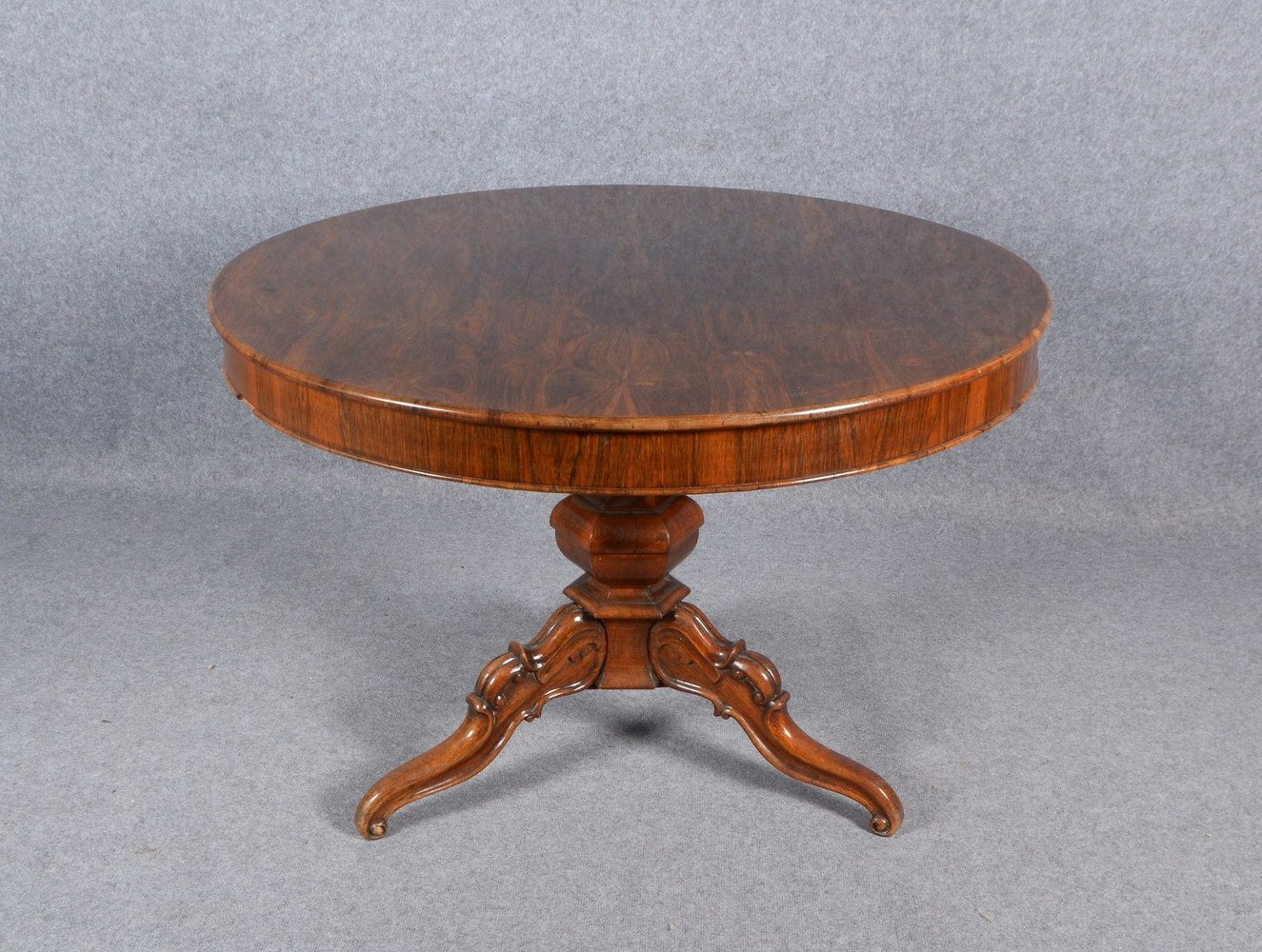 Salontisch (Biedermeier), runde Form, Wurzelholz-Furnier; Höhe 78 cm, Ø 116 cm