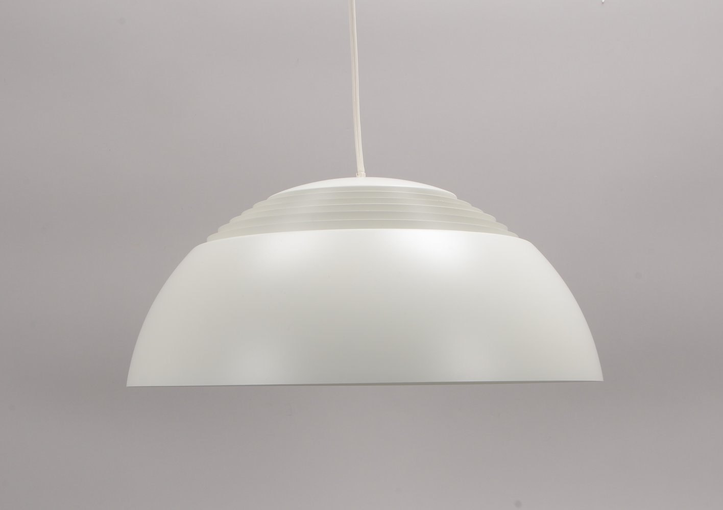 Louis Poulsen, Deckenlampe, 'AJ Royal', 4-fl., Metall mattweiß elox., Entw. Arne Jacobsen