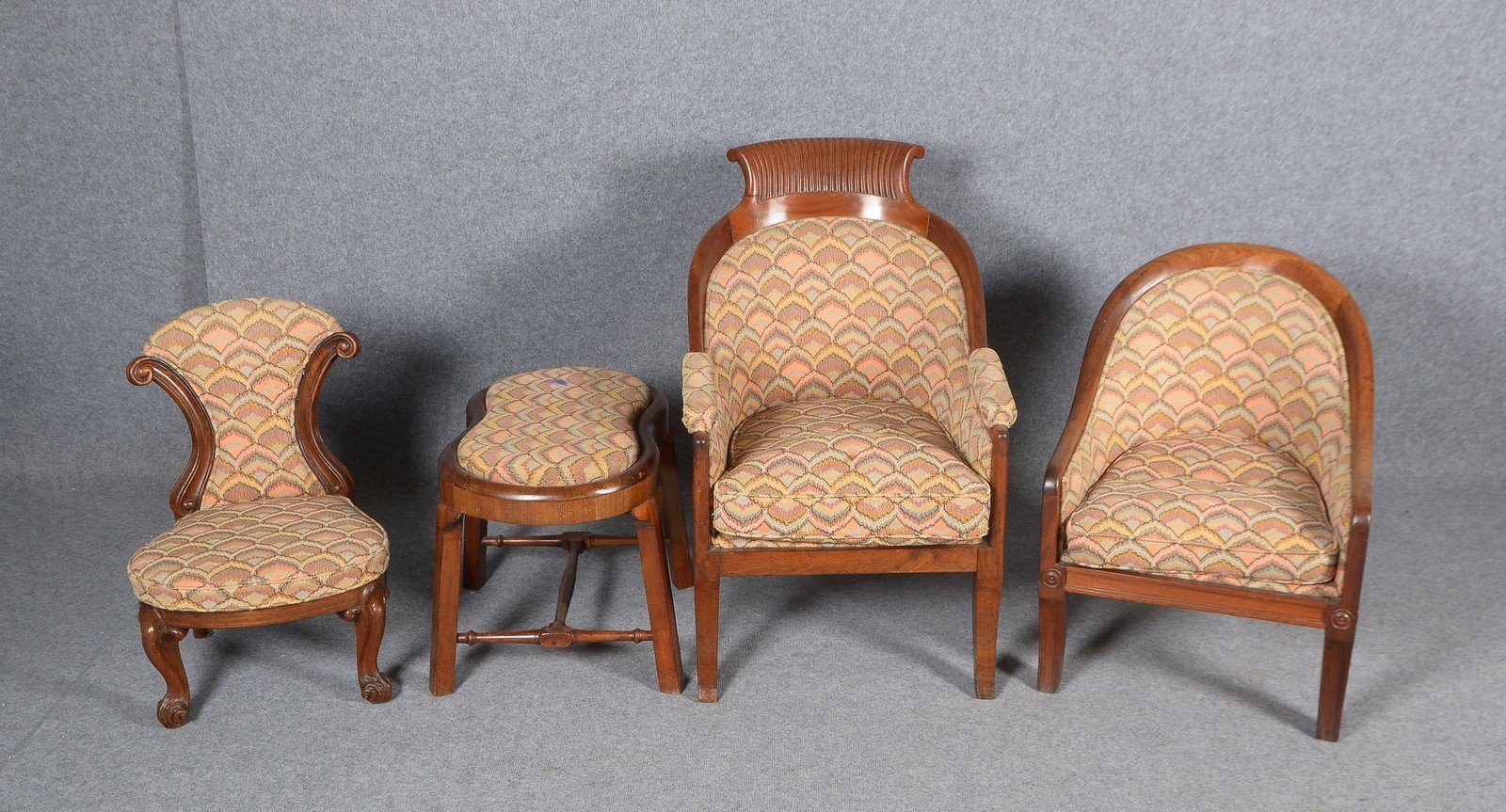 Sitzmöbel-Konvolut, Mahagoni massiv: Sessel, Armlehnsessel, Fußhocker, kl. Sessel