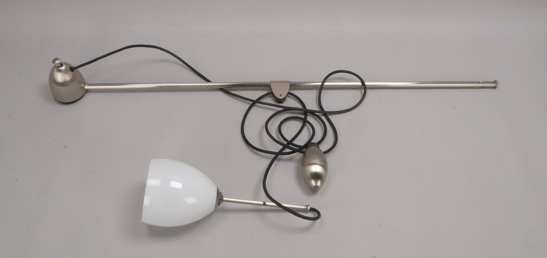Zuglampe, 1-fl., Chromgestell mit weißem Glasschirm; Höhe 118 cm, Höhe Glasschirm: 15 cm