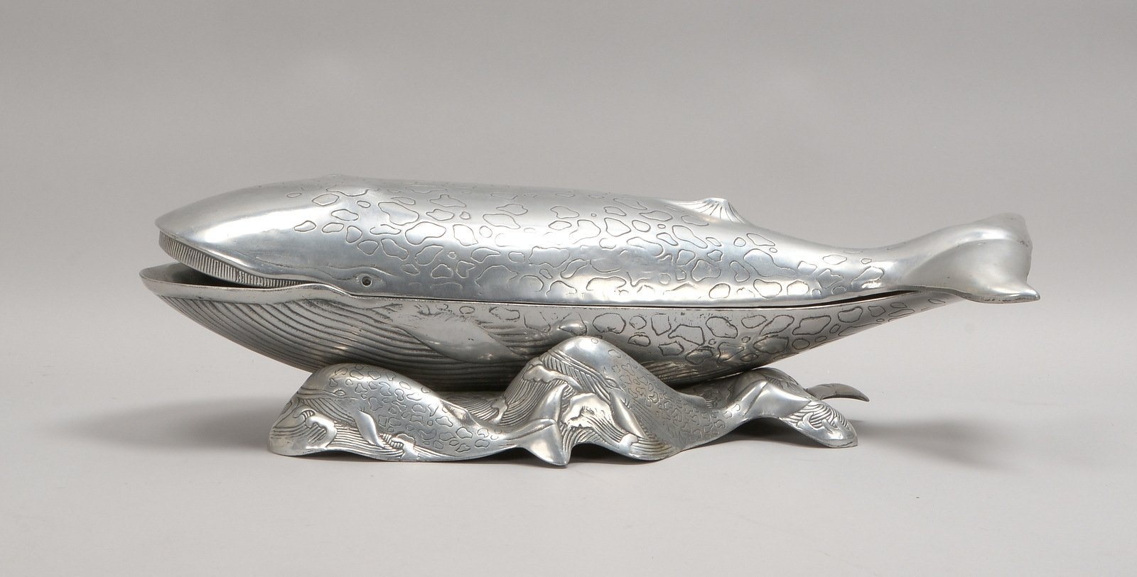 Arthur Court, figürl. Alu-Servierschale, Deckel in 'Walfisch'-Gestaltung/korrespond. Stand