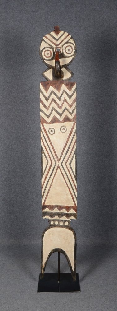 Gr. Tanz-/Ritualmaske, Holz mit Kerbschnitzerei, farbig gefasst, auf Eisenständer