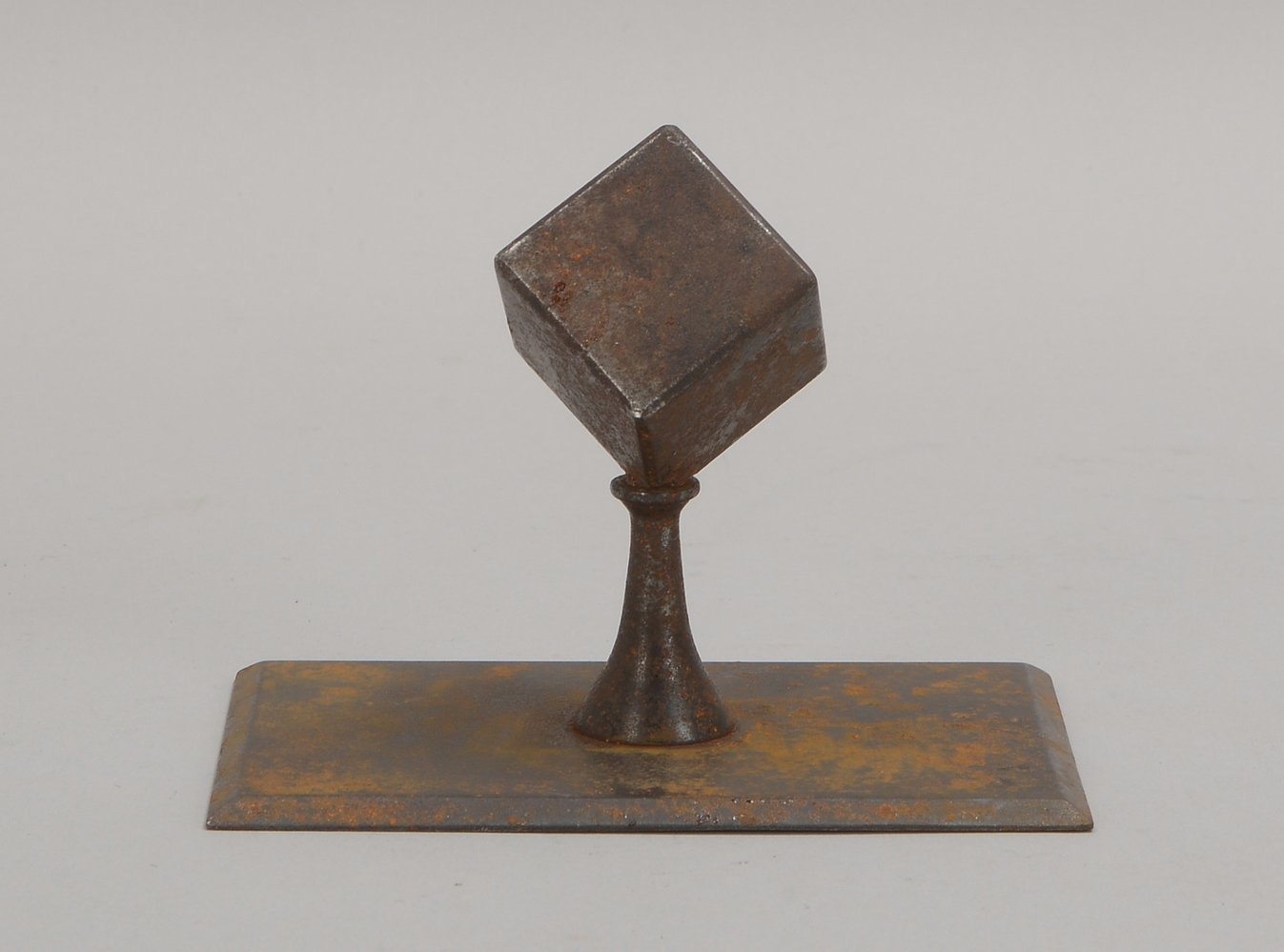 Koran-/Buchständer, Eisen, mit figürl./kalligr. Ziselierung in Gold/Silber(?); Höhe 10 cm