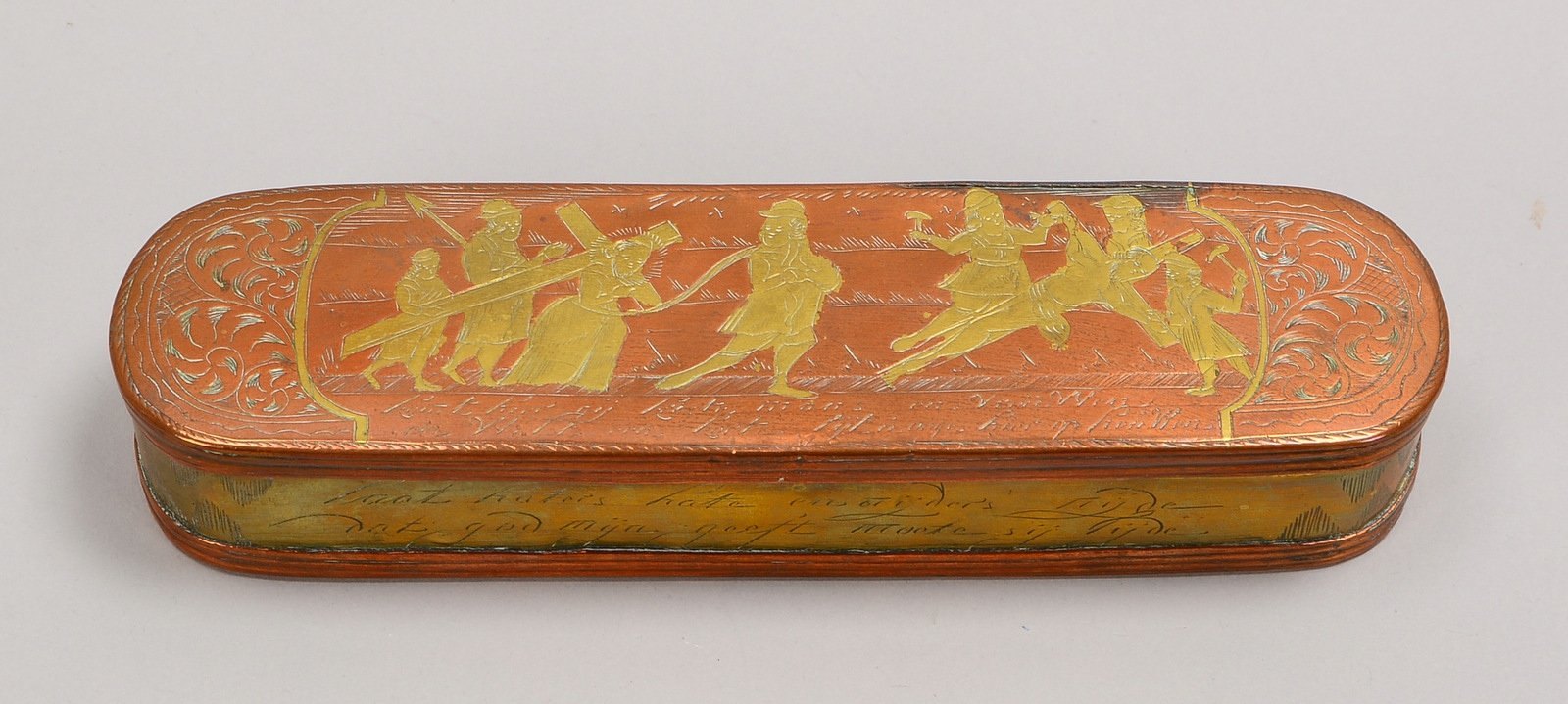 Tabatière, Messing/Kupfer, Deckel und Boden mit ziselierten rel. Darst. ('Kreuzigung')