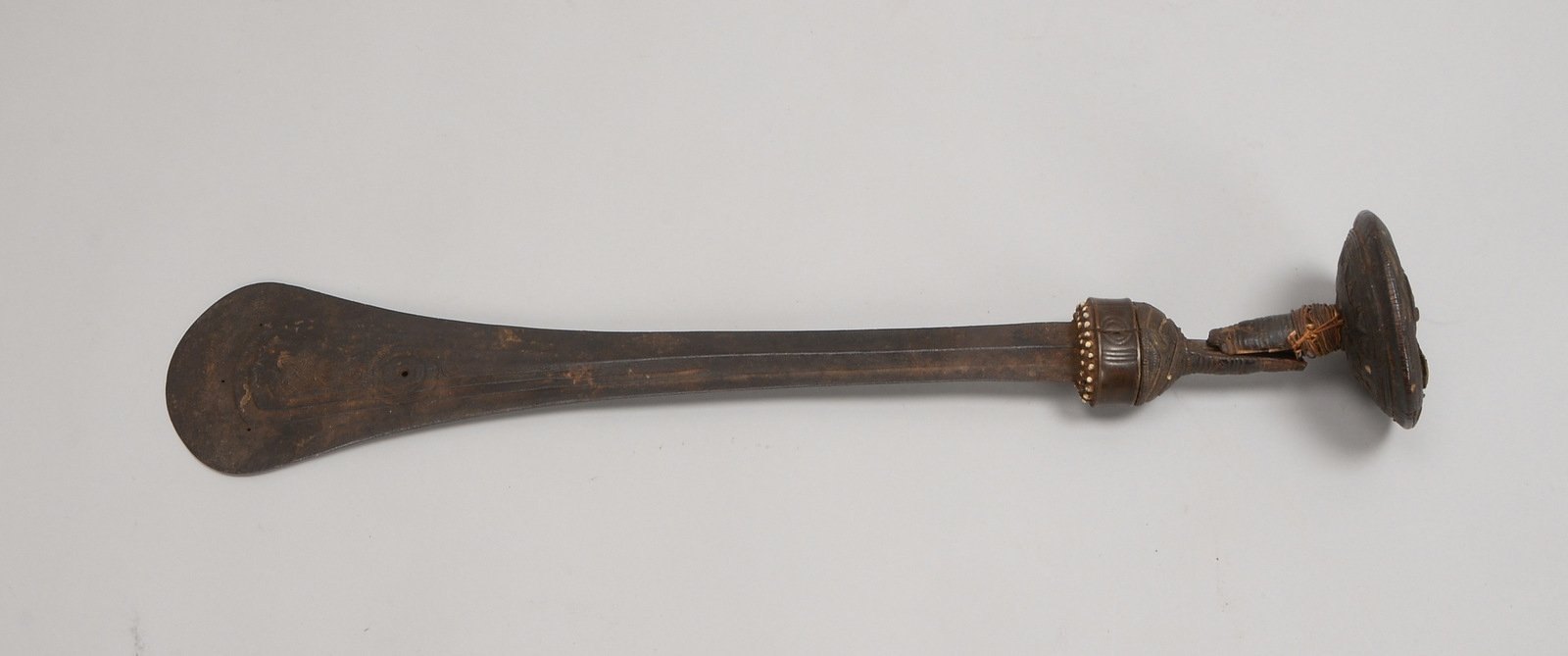 Kuba-Zeremonienschwert, profil. Eisenklinge teils durchbohrt, Holzgriff; Länge 66 cm