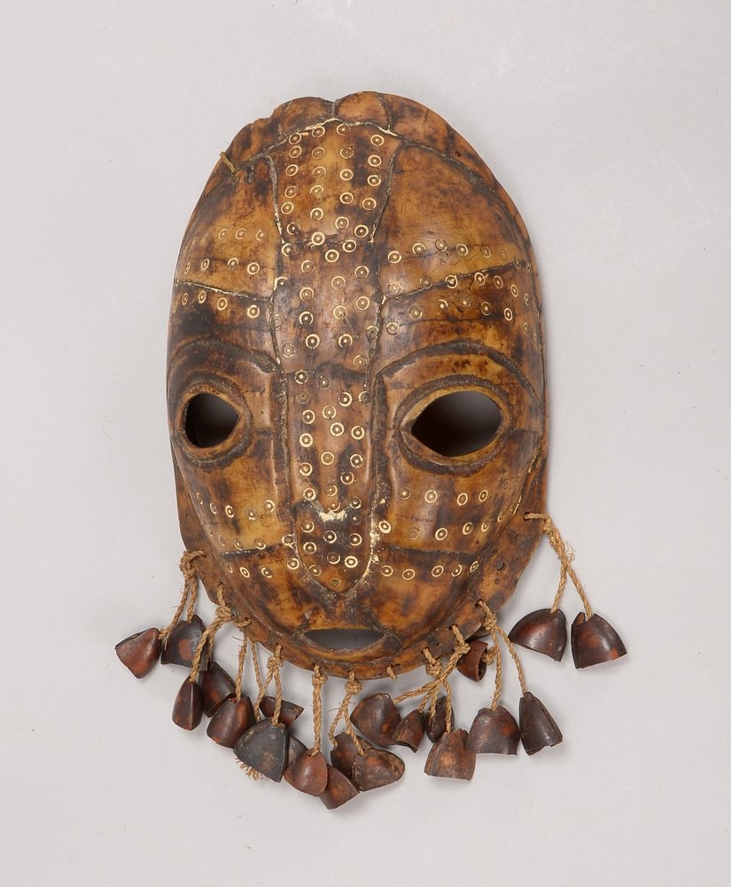 Tanz-/Ritualmaske, Schildkrötenpanzer, kreisf. Stanzungen, 'Bart' aus Nussschalen-Behang