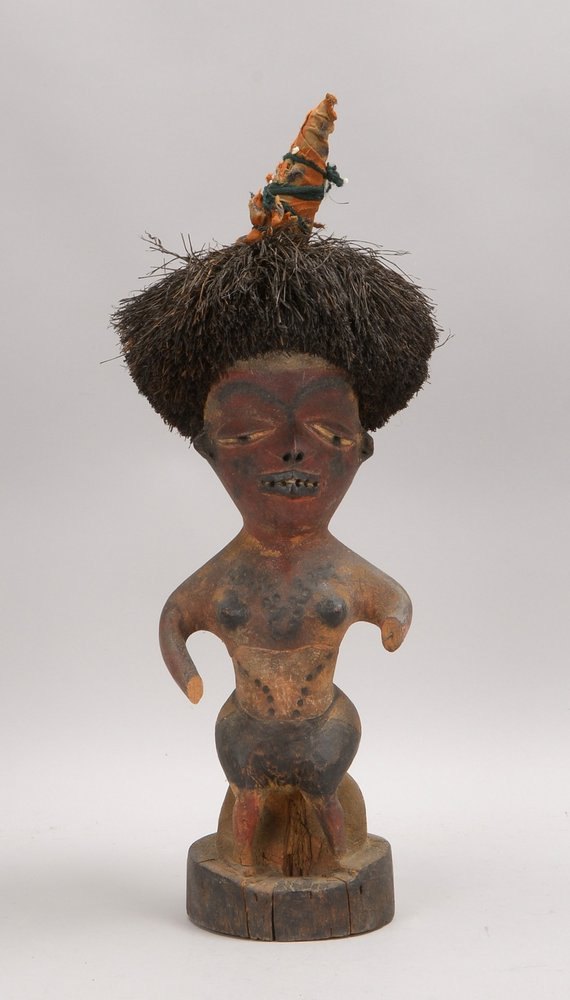 Holzskulptur, 'Sitzende füllige Frau', Holz farbig gefasst, Haare aus Bast; Höhe 51 cm
