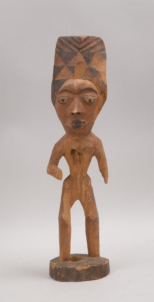 Holzfigur, 'Stehender Mann mit Kopfbekrönung', teils farbig gefasst; Höhe 46 cm