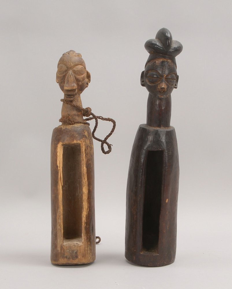 2 Trommelinstrumente, 'Tam Tams', Holz, figürl. gestaltet - ohne Klöppel; Höhe 40/44 cm