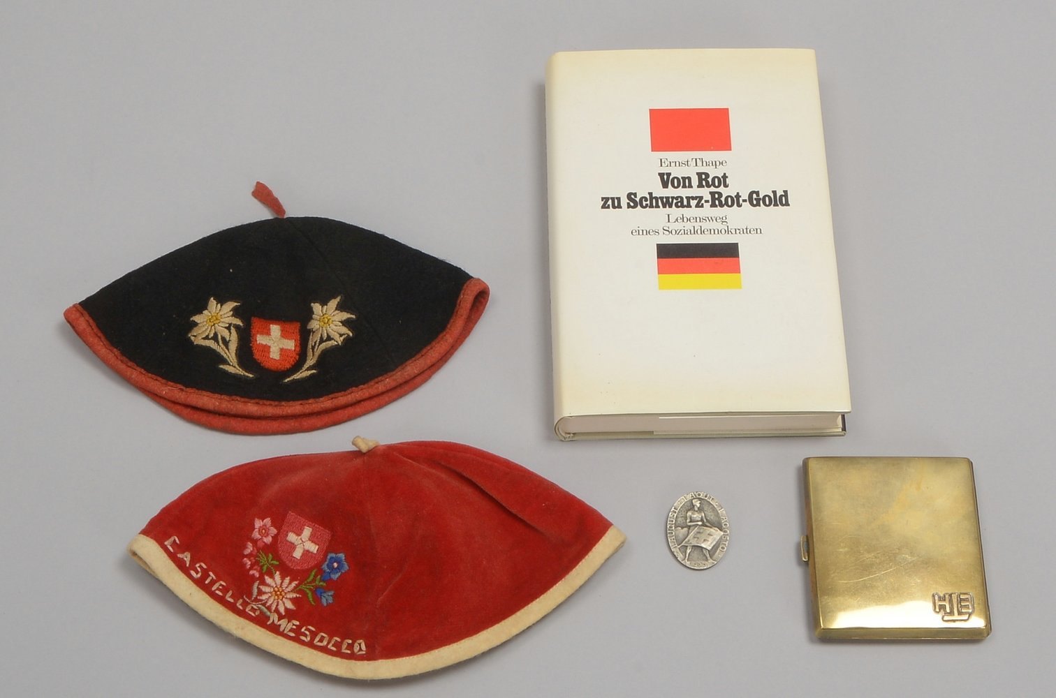 Memorabilia (Nachlass Ernst Thape): 1 Band, 1 Zigarettenetui, 2x Mützen, 1 Abzeichen