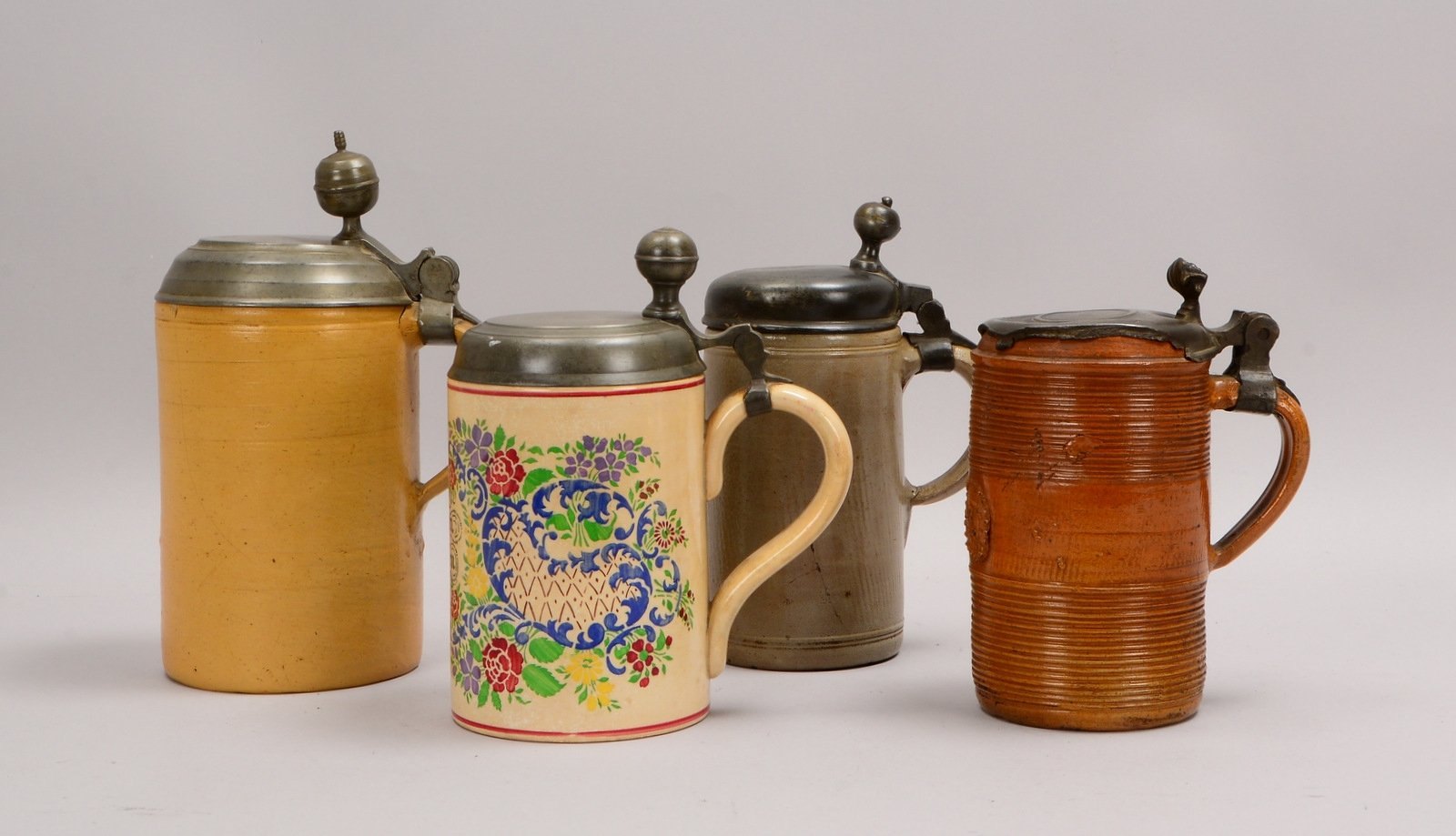 4 antike Walzenkrüge, jew. mit Zinndeckel, 1x polychrom staffiert/mit Sinnspruch