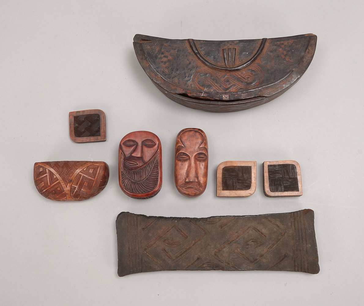 6 (Puder-?)/Deckeldosen, versch. Größen und Ausf., anbei 1 Holzrelief und 1 loser Deckel