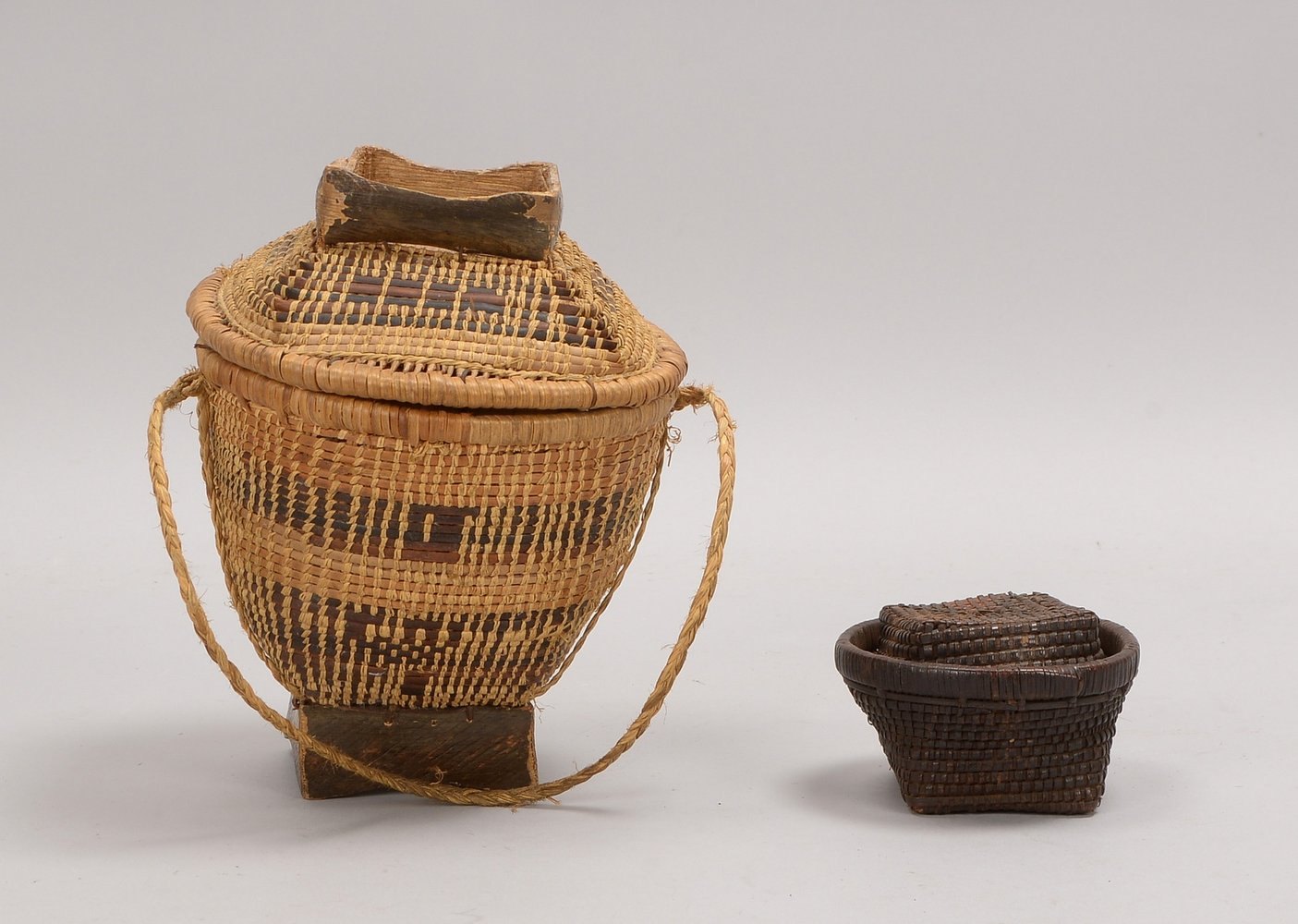 2 Behältnisse/Körbe, Bast/Raffia, versch. Größen und Ausf.; Höhe 7 cm, und Höhe 21 cm