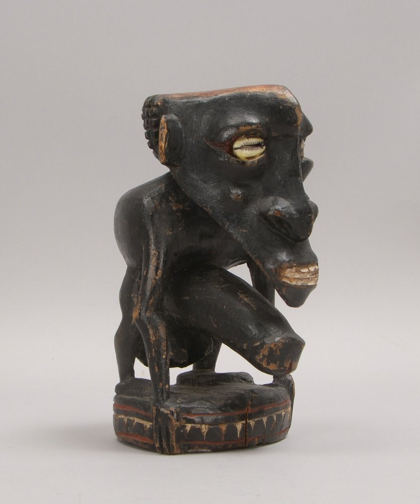 Ahnenfigur, 'Mann mit entblößtem Phallus', Ebenholz farbig gefasst; Höhe 23 cm