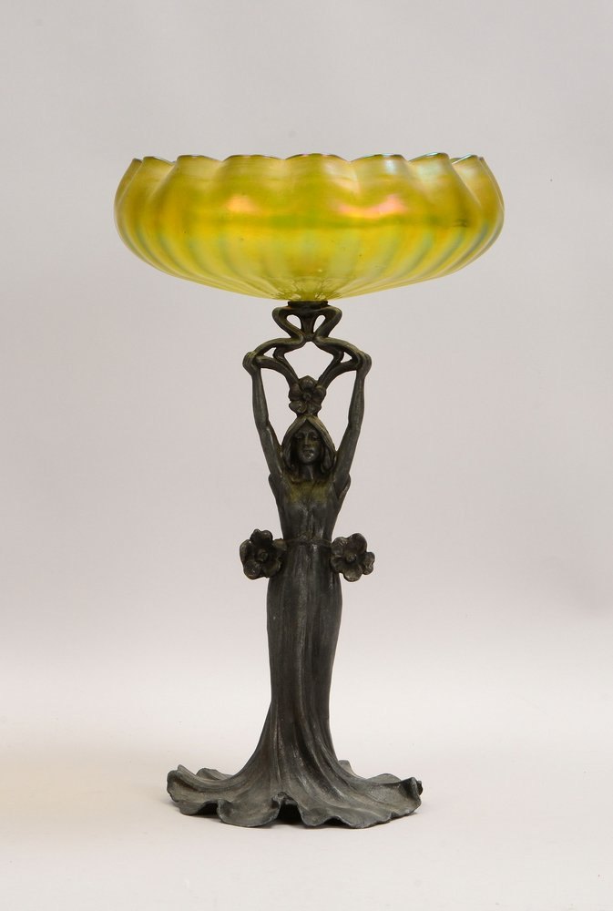 Aufsatzschale, figürl. Zinn-Fuß ('Junge Dame'), grün irisierende Glasschale mit Wellenrand