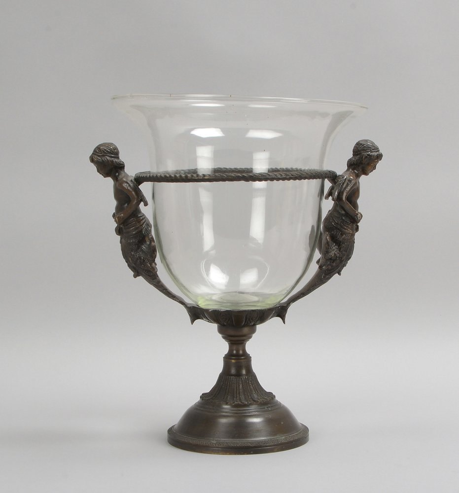 Tischleuchter/Windlicht, Bronzeguss, 2x figürl. Handhaben, mit Klarglas-Einsatz; Ø 25 cm