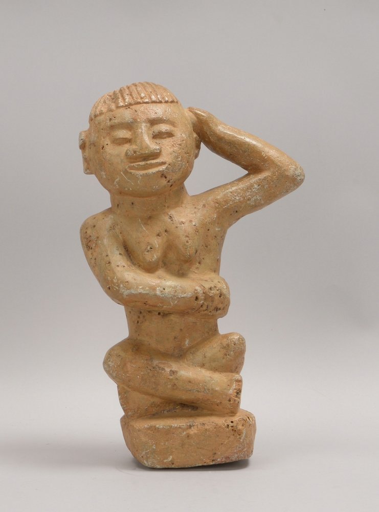 Steinskulptur (Mexiko), 'Sitzende Frau mit zum Kopf erhobenem Arm'; Höhe 36,5 cm